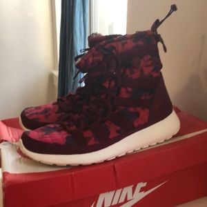 NIKE women’s Roshe One Hi Print size 10